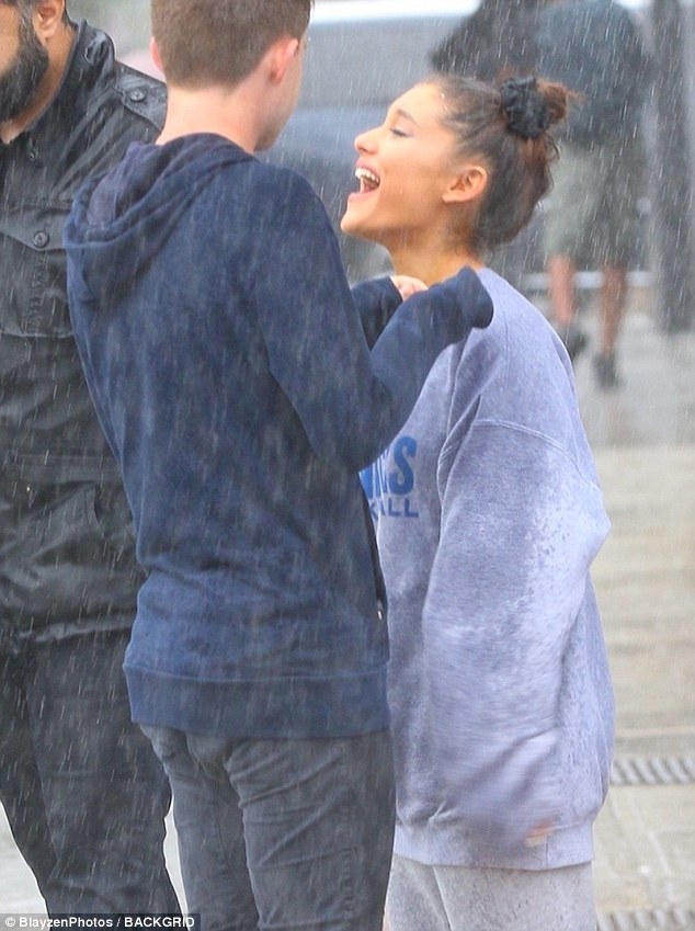 Ariana Grande εμφανίστηκε