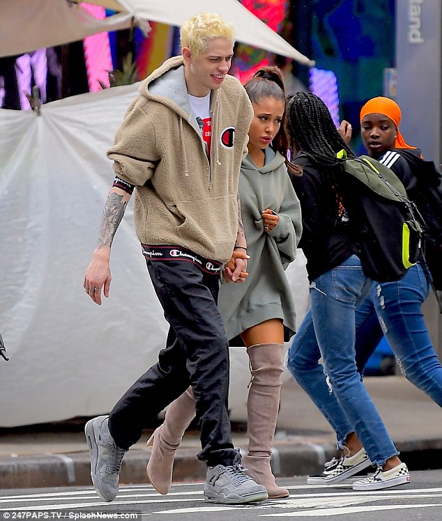 Ariana Grande εμφανίστηκε