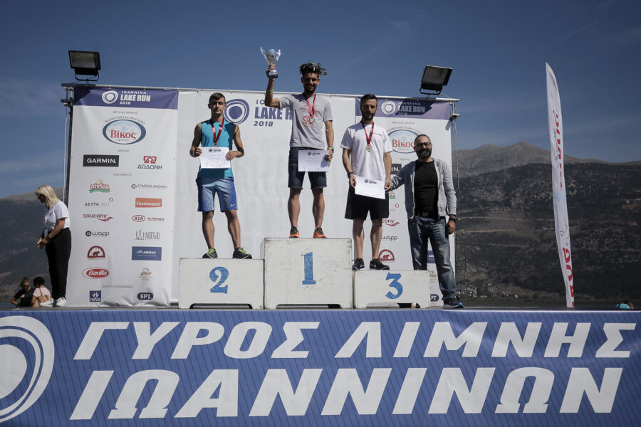 Τρεις δρομείς στο βάθρο των νικητών του 12ου Γύρου Λίμνης Ιωαννίνων.