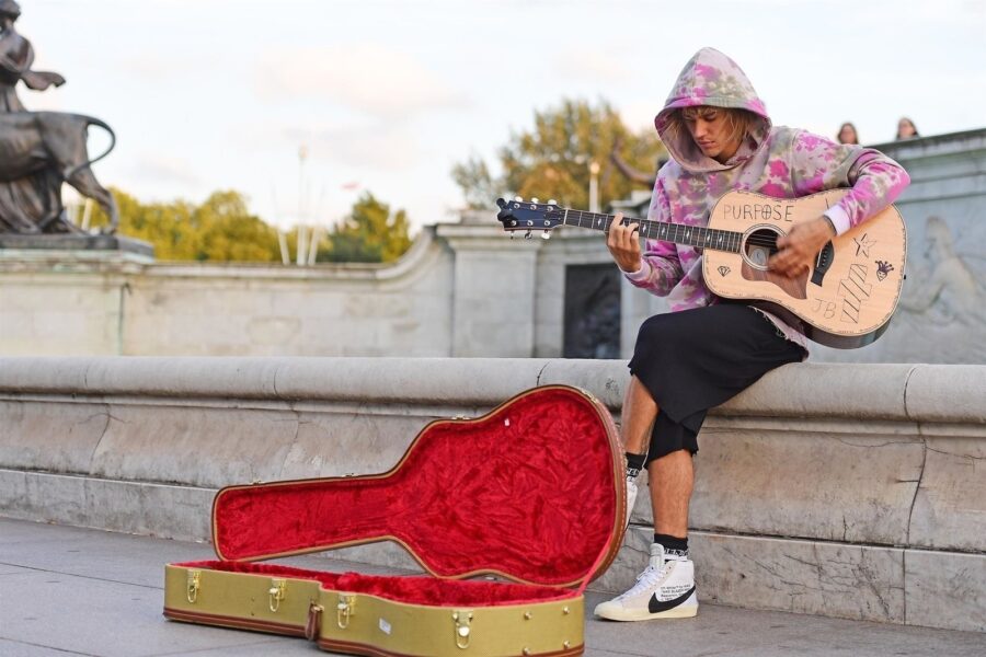 Justin Bieber έκανε καντάδα στην Hailey