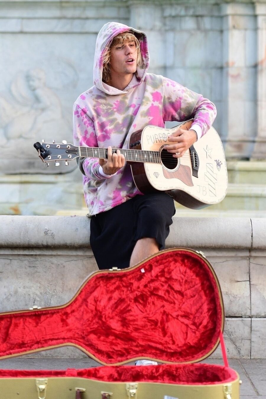 Justin Bieber έκανε καντάδα στην Hailey