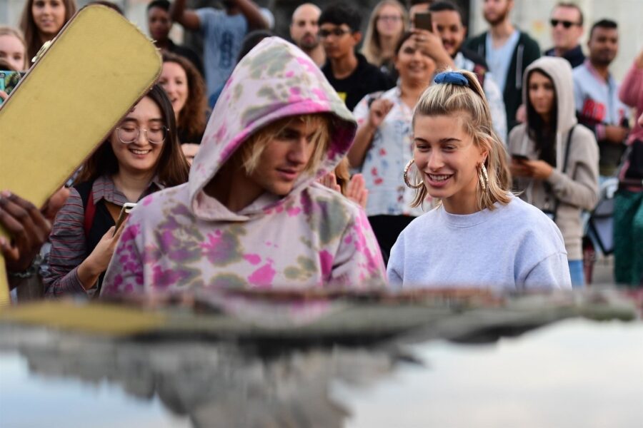 Justin Bieber έκανε καντάδα στην Hailey