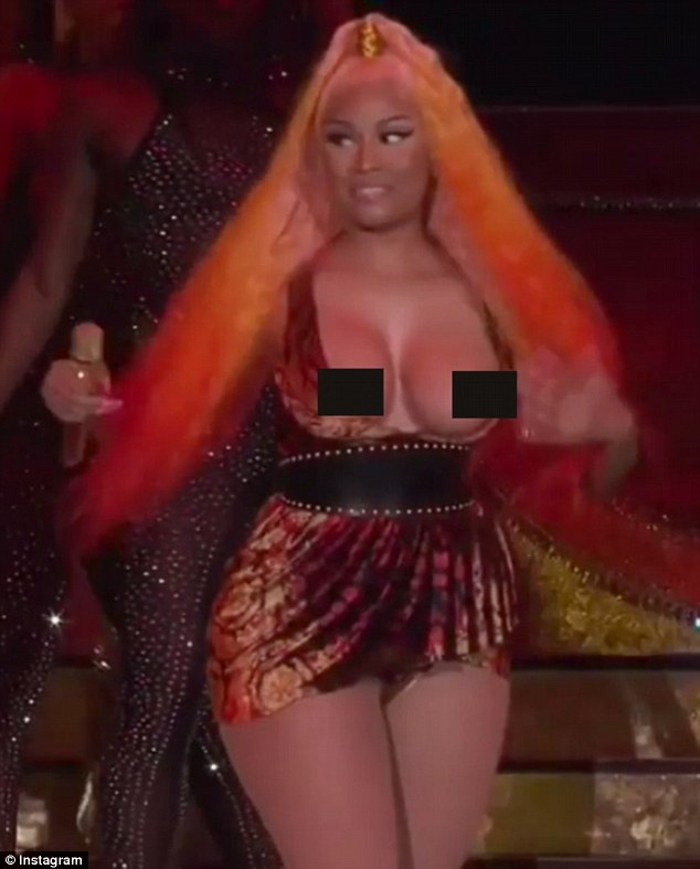 Nicki Minaj είχε ένα ατύχημα στη σκηνή