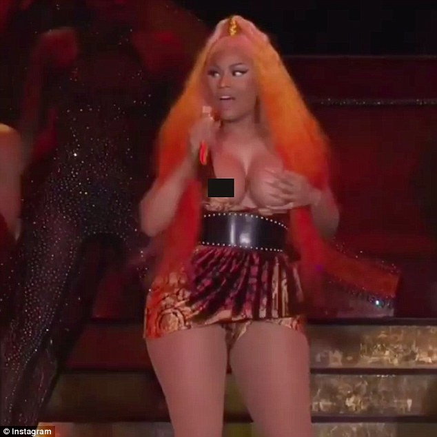 Nicki Minaj είχε ένα ατύχημα στη σκηνή