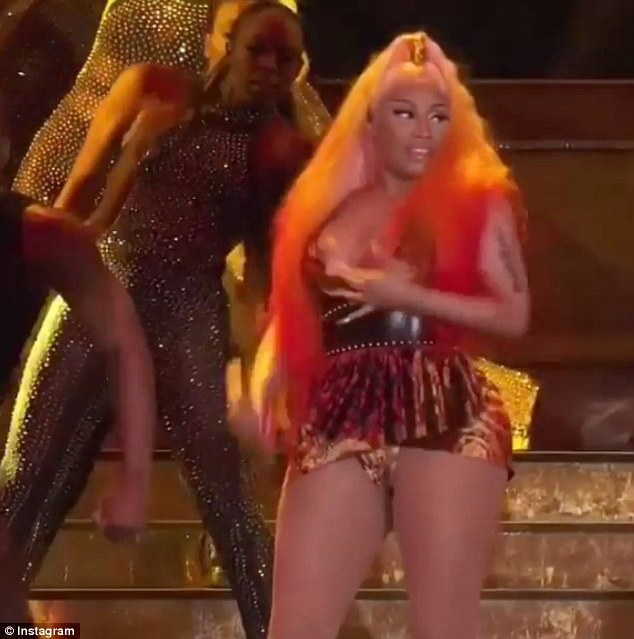 Nicki Minaj είχε ένα ατύχημα στη σκηνή