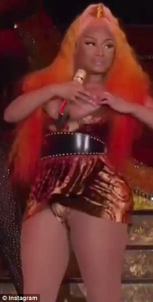 Nicki Minaj είχε ένα ατύχημα στη σκηνή