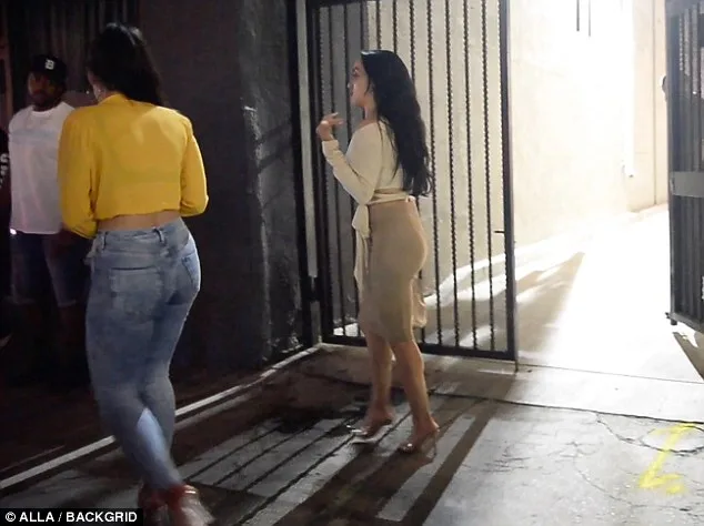 σύντροφος της Khloe Kardashian βγαίνει από club με δυο γυναίκες