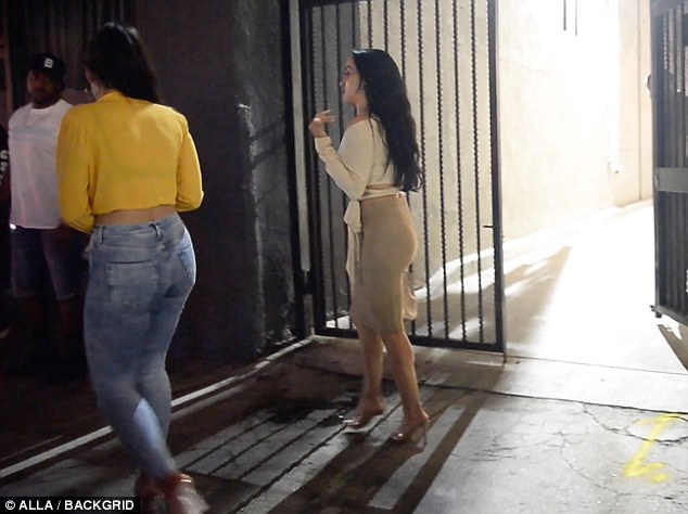 σύντροφος της Khloe Kardashian βγαίνει από club με δυο γυναίκες