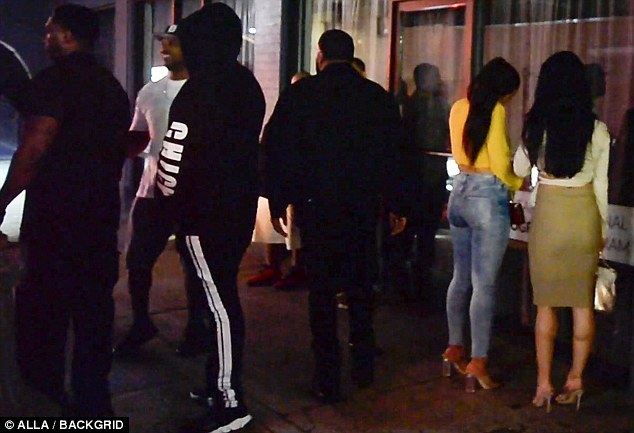 σύντροφος της Khloe Kardashian βγαίνει από club με δυο γυναίκες