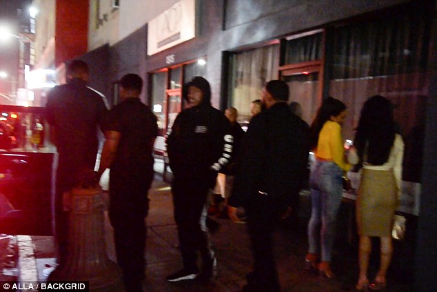σύντροφος της Khloe Kardashian βγαίνει από club με δυο γυναίκες