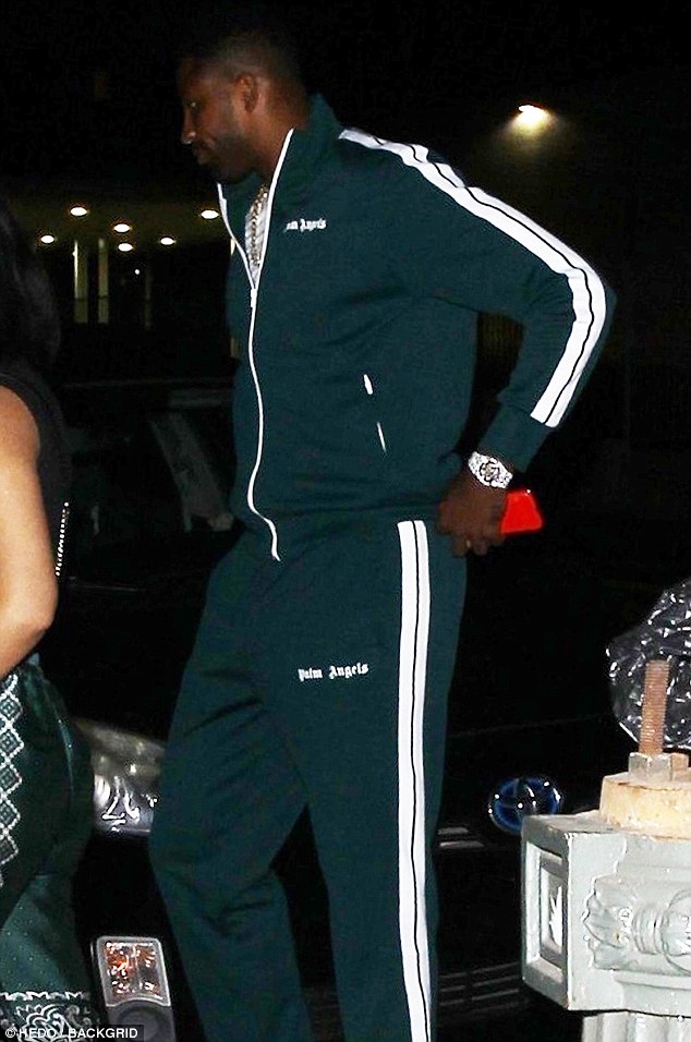 σύντροφος της Khloe Kardashian βγαίνει από club με δυο γυναίκες