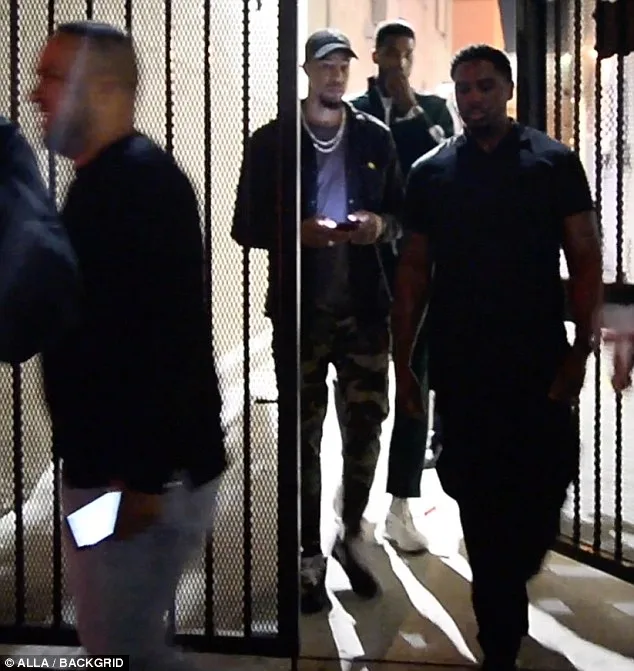 σύντροφος της Khloe Kardashian βγαίνει από club με δυο γυναίκες