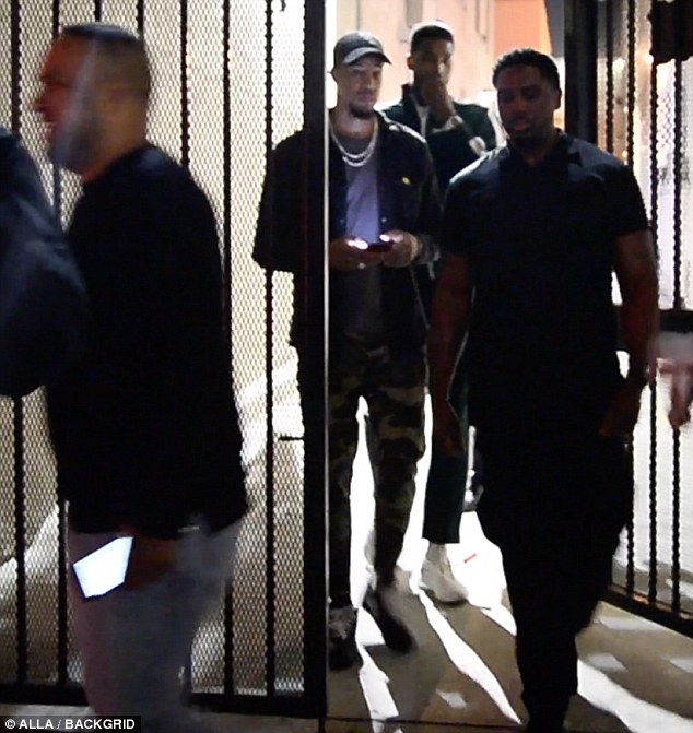 σύντροφος της Khloe Kardashian βγαίνει από club με δυο γυναίκες