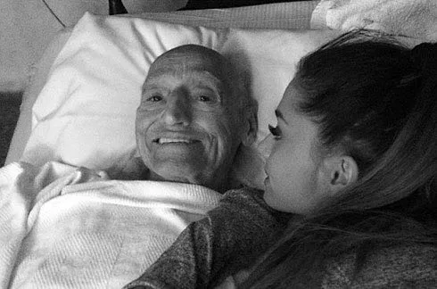 Η Ariana Grande δίπλα στον παππού της σε κρεβάτι.