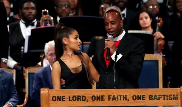 Τι συνέβη με την Ariana Grande στην κηδεία της Aretha Franklin; Οι απρεπείς κινήσεις του επίσκοπου και ο εξοργισμός του κόσμου