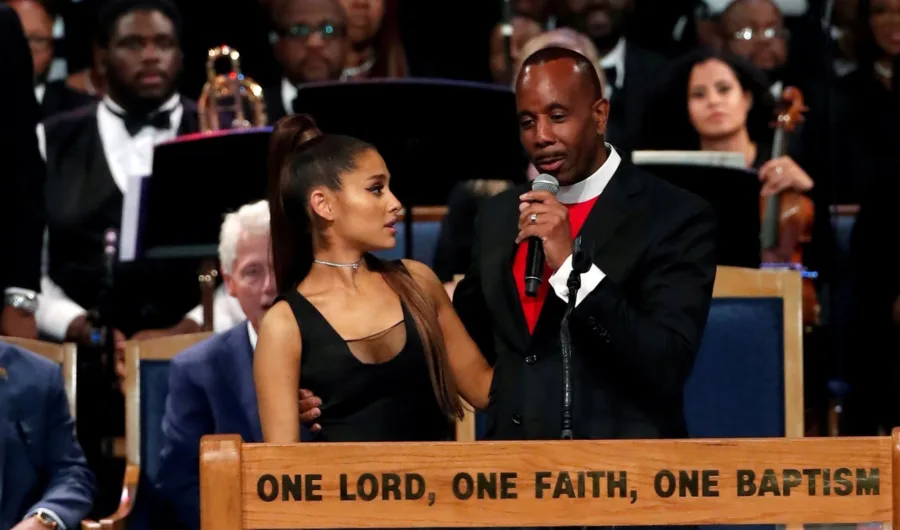 Η Ariana Grande με τον επίσκοπο Charles H. Ellis III στην κηδεία της Aretha Franklin.