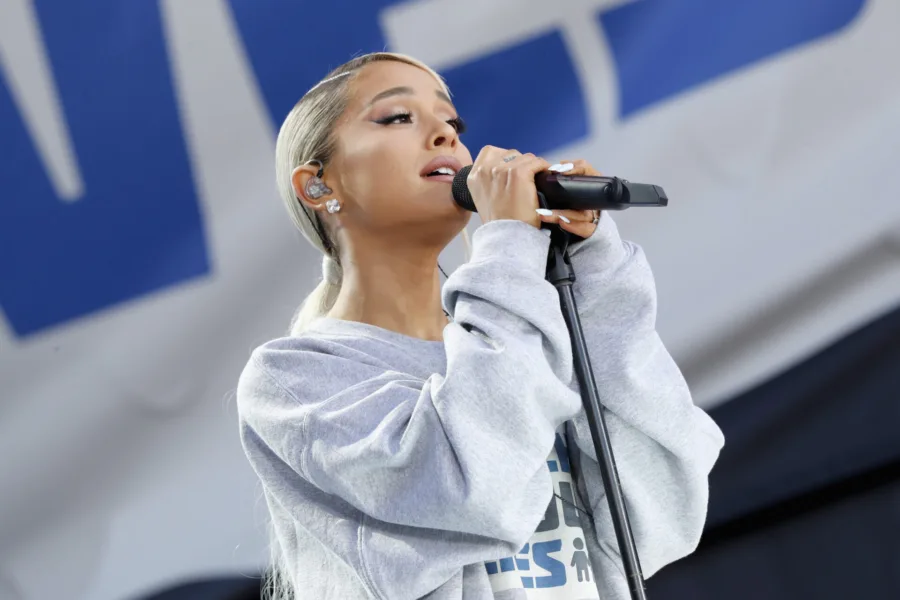 φαν της Ariana Grande ανησυχούν