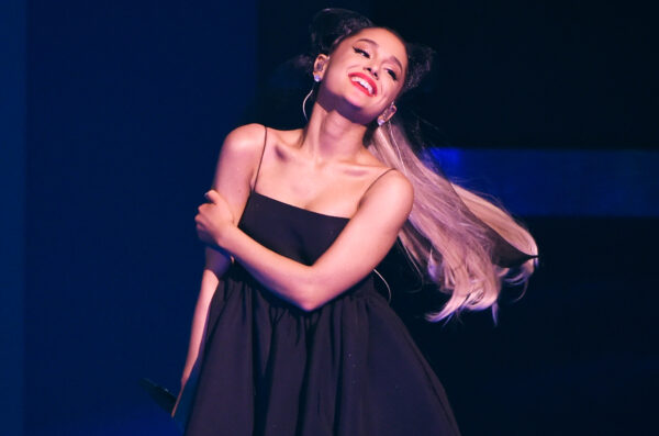 Άκου το κρυφό μήνυμα που βρήκαν φαν της Ariana Grande σε ένα από τα τραγούδια της 😲