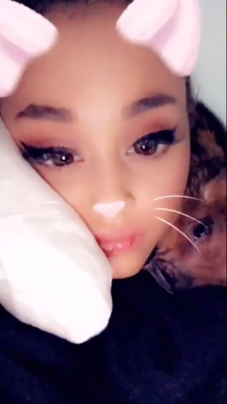 Η Ariana Grande με φίλτρο γουρουνάκι και ένα μικρό γουρουνάκι στον ώμο της.
