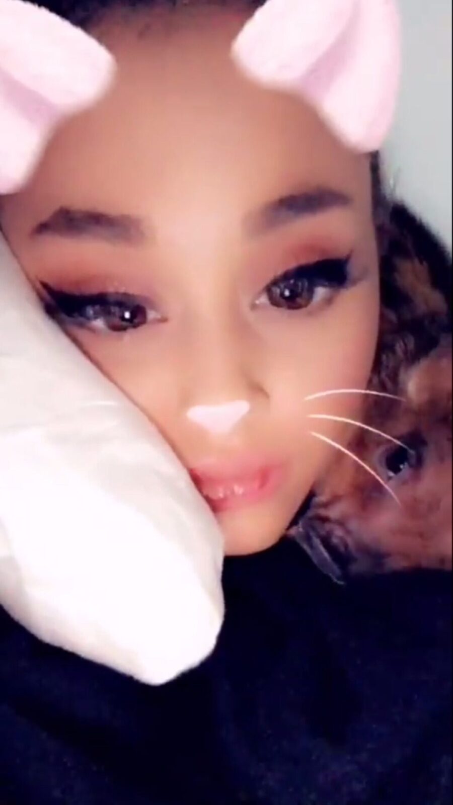 Η Ariana Grande με φίλτρο γουρουνάκι και ένα μικρό γουρουνάκι στον ώμο της.