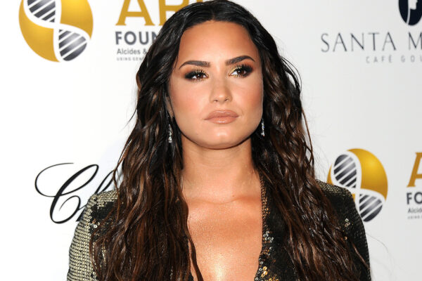 Η Demi Lovato έκανε την πρώτη της δημόσια εμφάνιση μετά την υπερβολική δόση ουσιών που σχεδόν της στοίχισαν τη ζωή