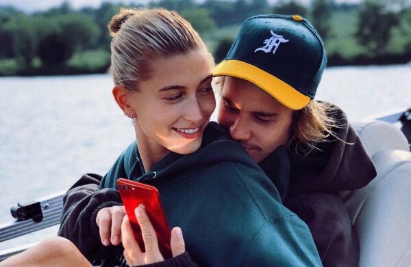 Η Hailey Baldwin απαντάει για πρώτη φορά σε όσους κατακρίνουν τον αρραβώνα της με τον Justin Bieber