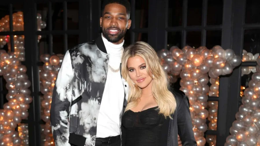 σύντροφος της Khloe Kardashian βγαίνει από club με δυο γυναίκες