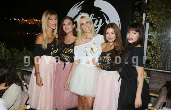 Η Μαντώ Γαστεράτου με φίλες της στο bachelorette party της.