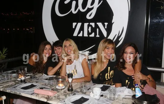 Η Μαντώ Γαστεράτου με τις φίλες της σε bachelorette party.