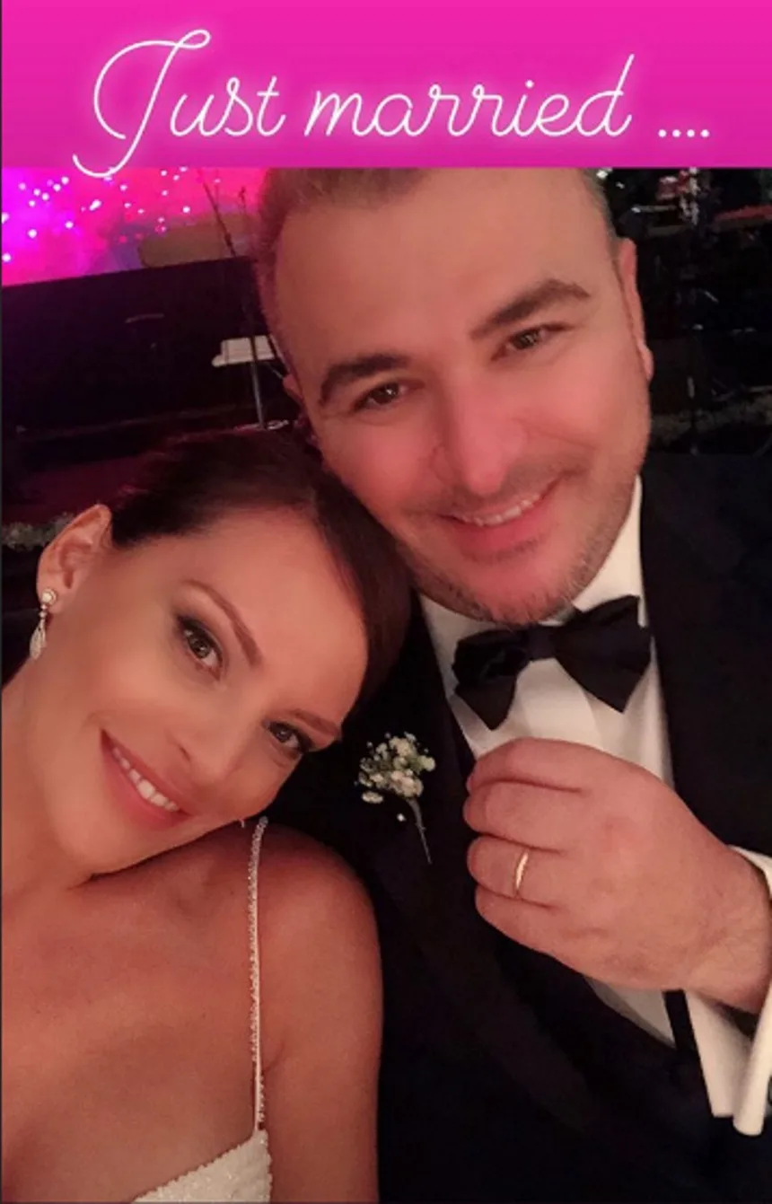 Ο Αντώνης Ρέμος και η Υβόννη Μπόσνιακ σε selfie από τον γάμο τους.