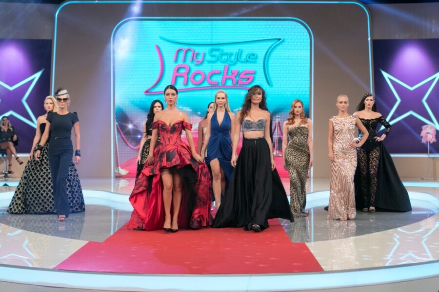Παίκτριες του My Style Rocks στην πασαρέλα του πλατό.