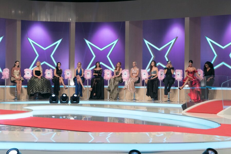 Παίκτριες του My Style Rocks 2 σε τηλεοπτικό πλατό με εντυπωσιακά φορέματα.