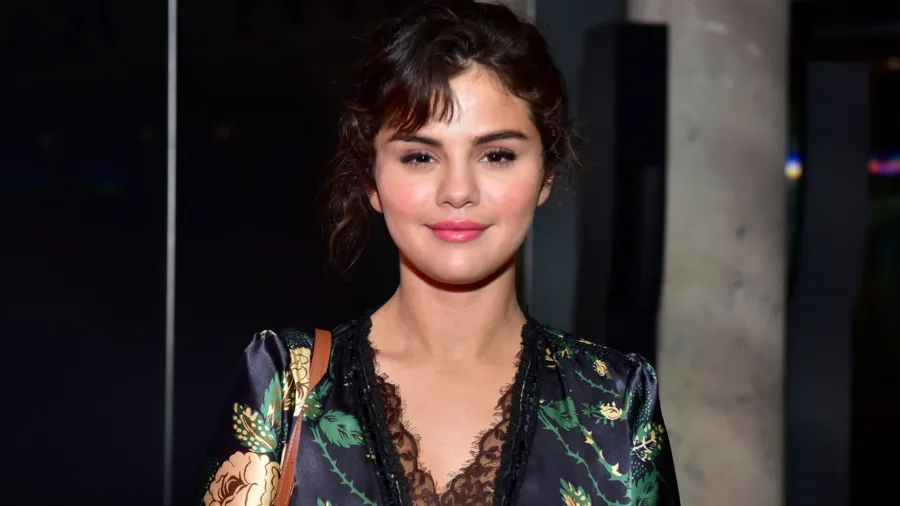 Η Selena Gomez με φλοράλ φόρεμα και δαντέλα.
