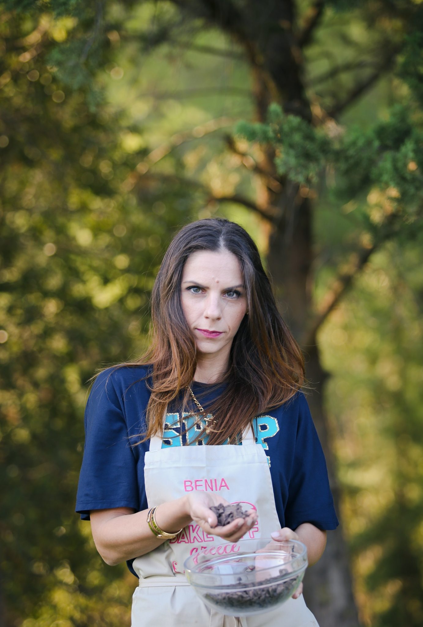 Η Βένια, παίκτρια του Bake Off Greece, κρατάει σοκολάτα σε εξωτερικό χώρο.