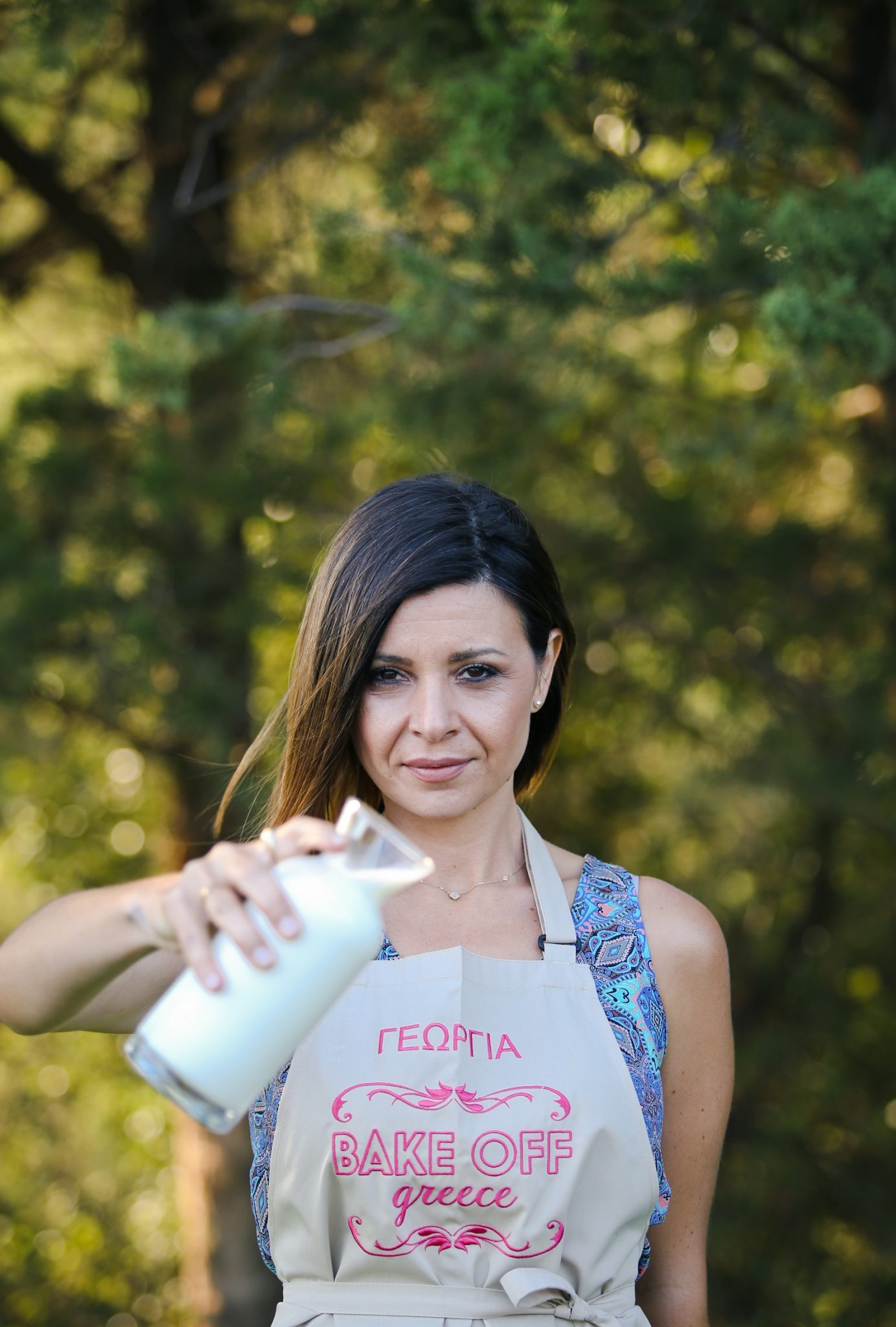 Η Γεωργία, παίκτρια του Bake Off Greece, κρατάει ένα μπουκάλι γάλα.