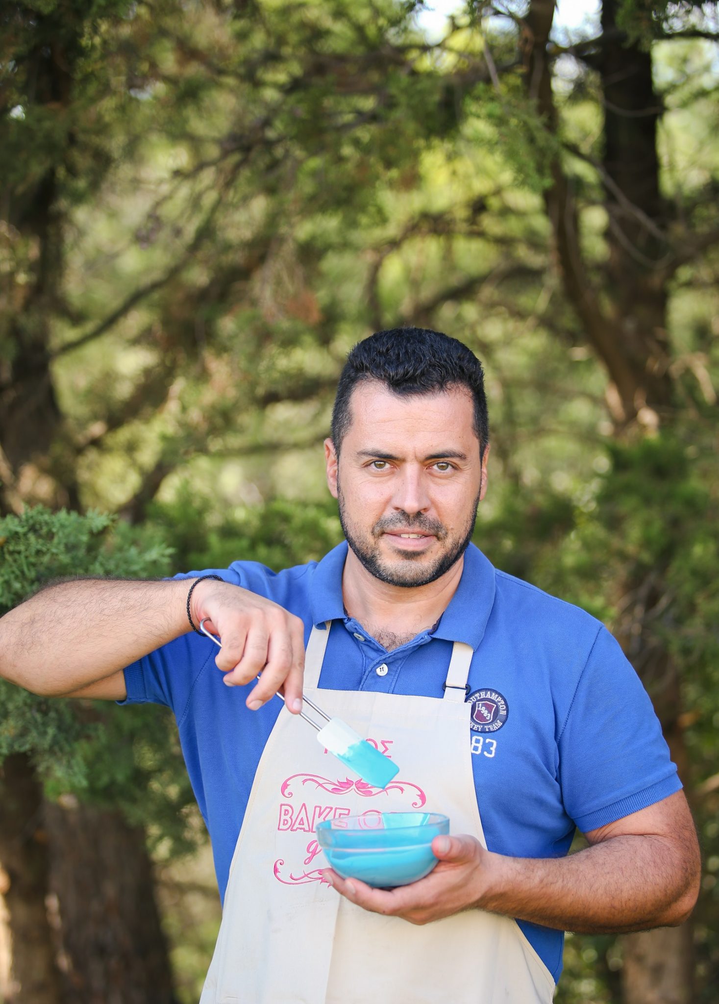 Παίκτης του Bake Off Greece με ποδιά και μπολ.