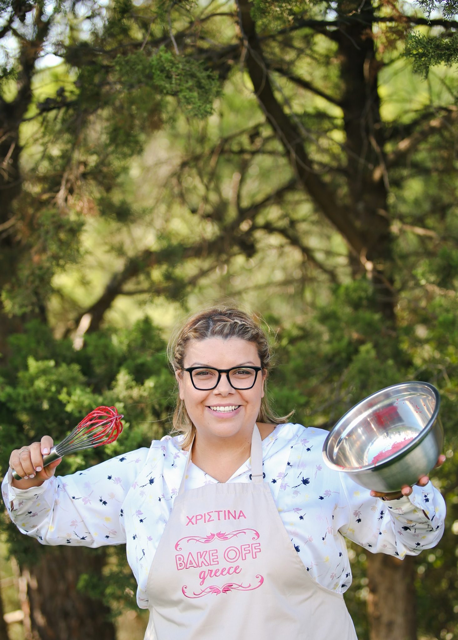 Η Χριστίνα από το Bake Off Greece κρατάει έναν αναδευτήρα και ένα μπολ.
