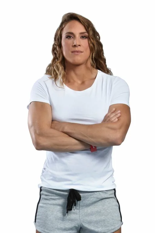 Παίκτρια του Nomads Μαδαγασκάρη με λευκό t-shirt και γκρι σορτς.
