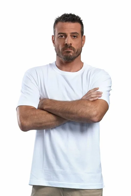 Άνδρας με λευκό t-shirt και σταυρωμένα χέρια.