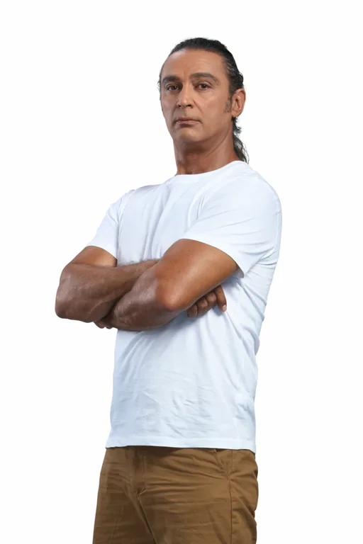 Παίκτης του Nomads Μαδαγασκάρη με λευκό t-shirt και σταυρωμένα χέρια.