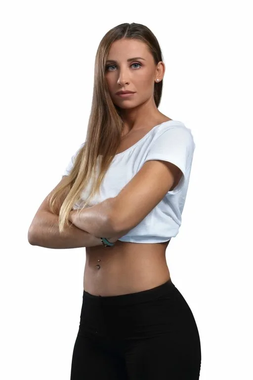 Παίκτρια του Nomads Μαδαγασκάρη με λευκό crop top και μαύρο κολάν.