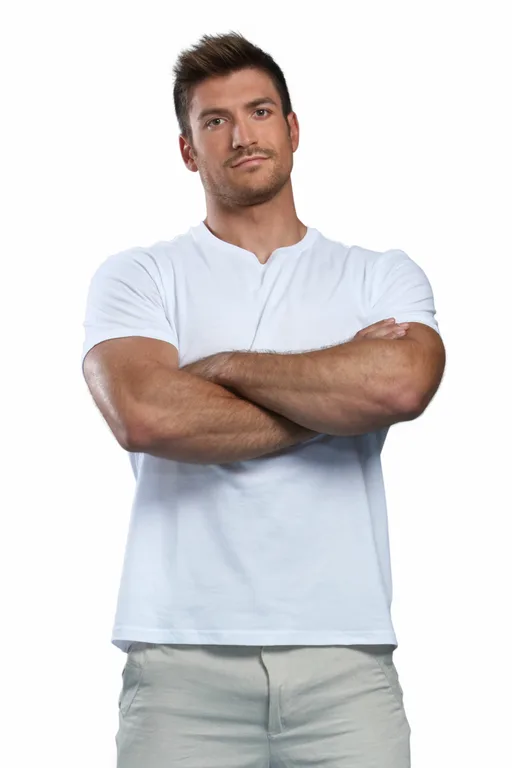 Άνδρας με λευκό t-shirt και σταυρωμένα χέρια σε λευκό φόντο.
