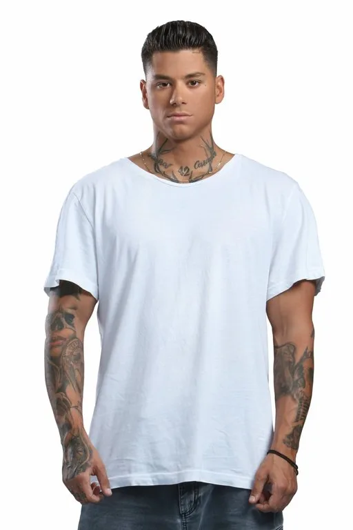 Άνδρας με τατουάζ και λευκό t-shirt