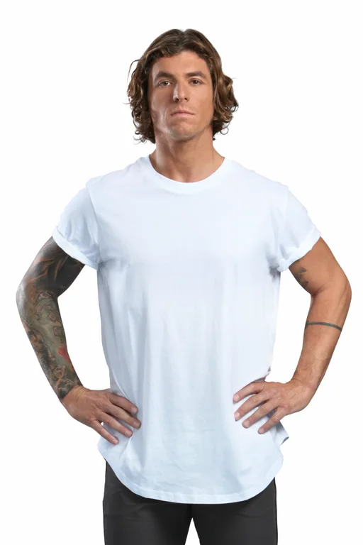 Άνδρας με λευκό t-shirt και τατουάζ στα χέρια, παίκτης του Nomads Μαδαγασκάρη.