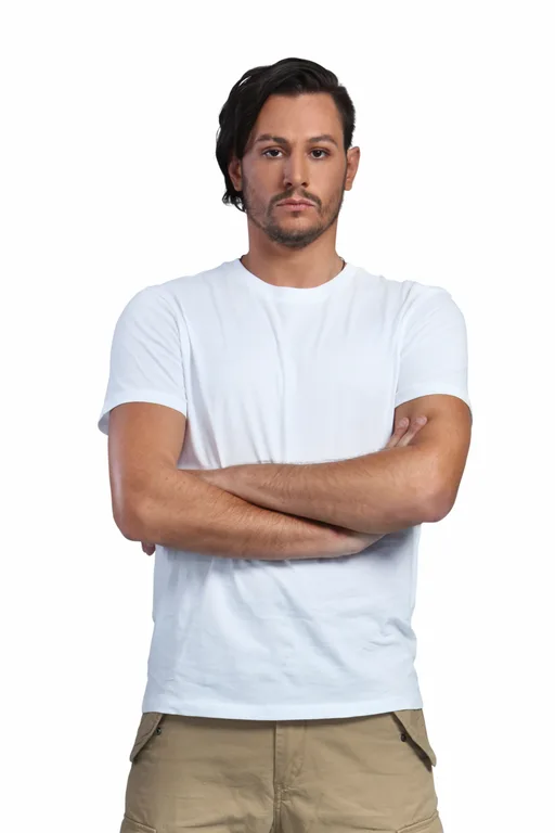 Άνδρας με λευκό t-shirt και σταυρωμένα χέρια σε λευκό φόντο.
