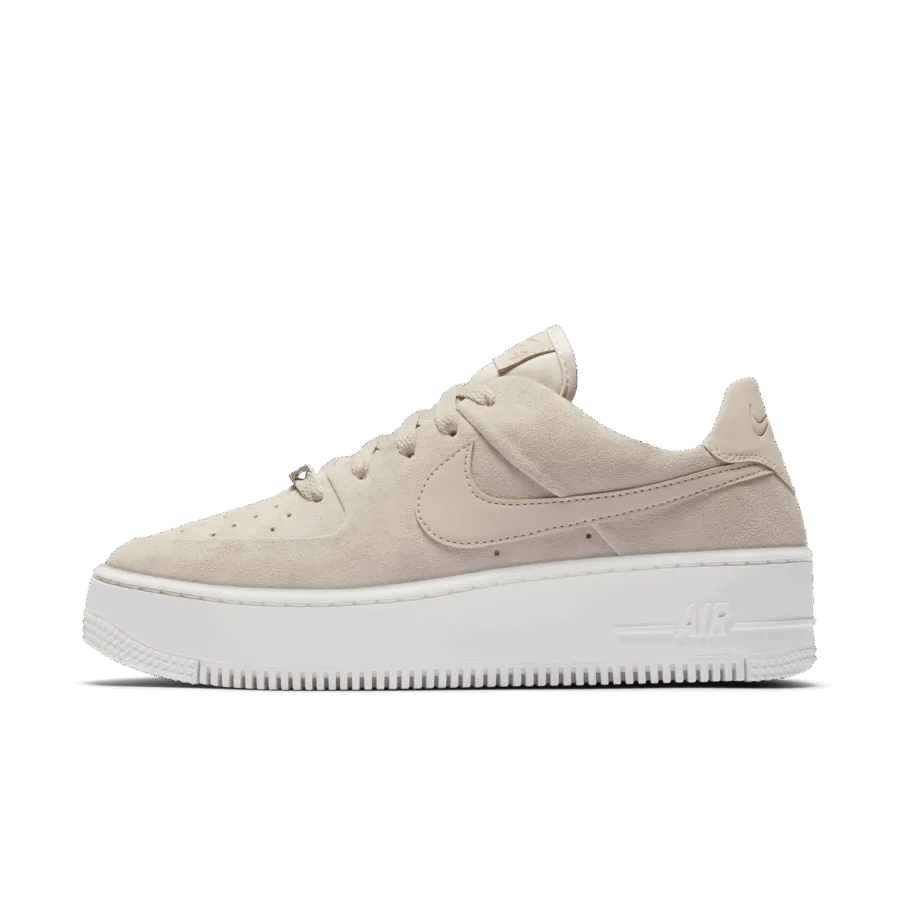 Nike Air Force 1 Sage Low σε μπεζ σουέτ απόχρωση.