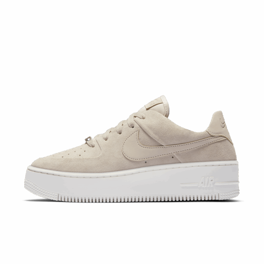 Nike Air Force 1 Sage Low σε μπεζ σουέτ απόχρωση.