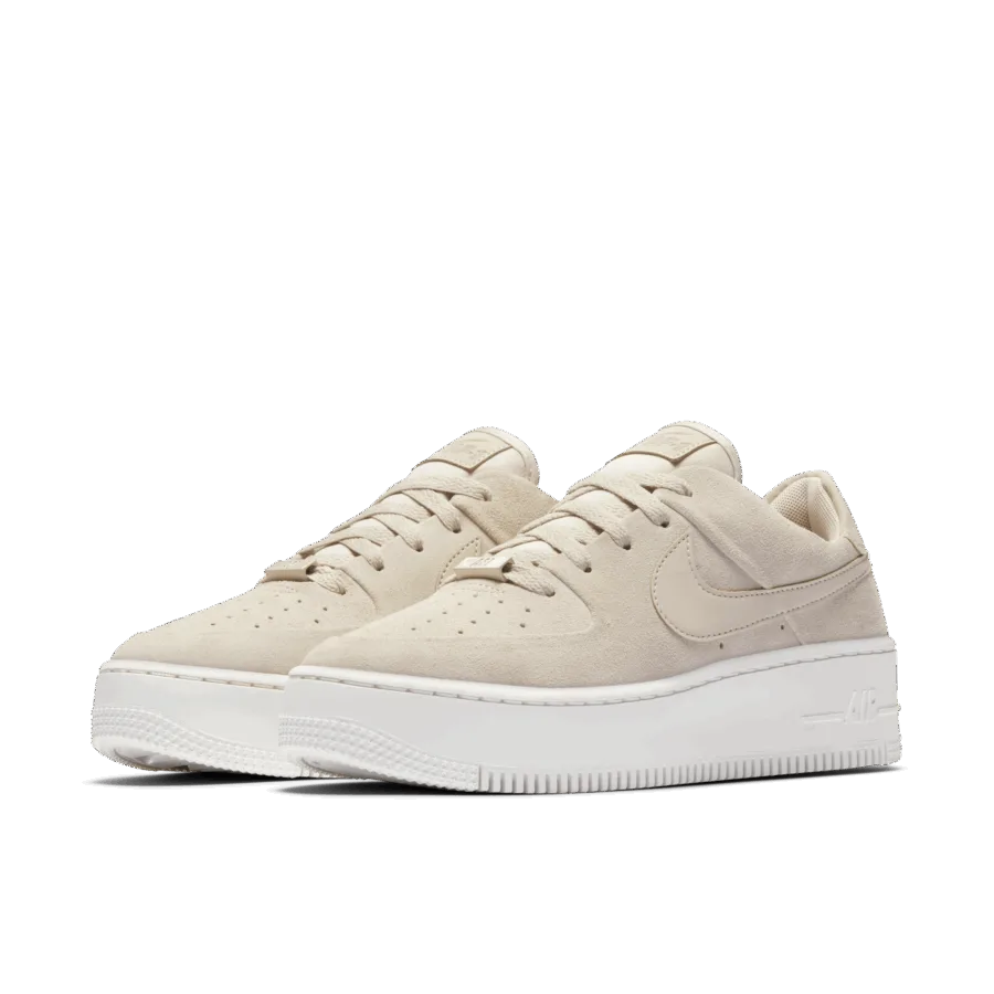 Γυναικεία αθλητικά παπούτσια Nike Air Force 1 Sage Low σε μπεζ χρώμα με λευκή σόλα πλατφόρμα.