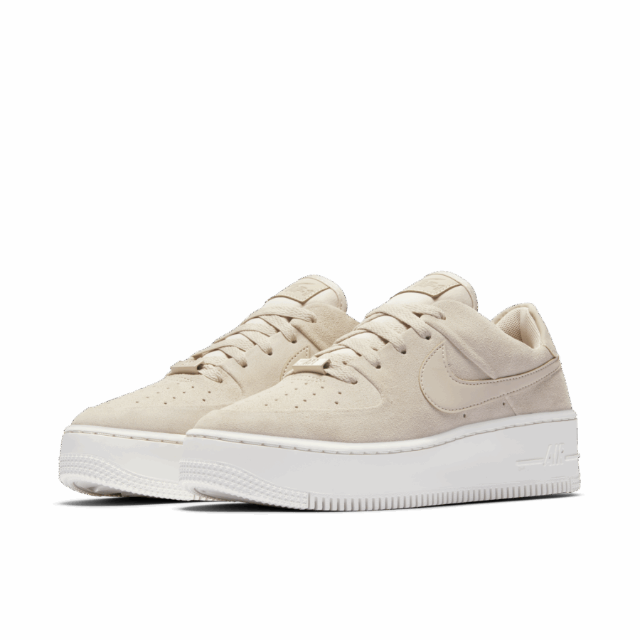 Γυναικεία αθλητικά παπούτσια Nike Air Force 1 Sage Low σε μπεζ χρώμα με λευκή σόλα πλατφόρμα.