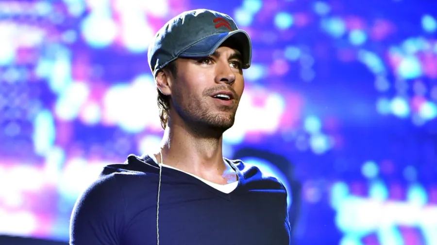Enrique Iglesias έδωσε ένα παθιασμένο φιλί σε φαν